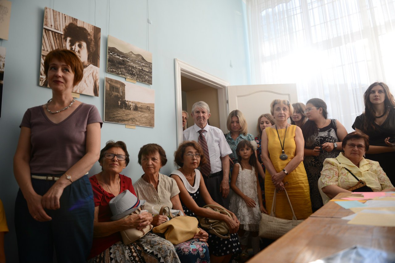 Библиотекари на выставке, посвященной Марине Цветаевой