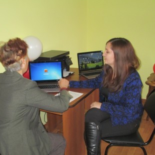 «Тимуровцы» в библиотеке помогают пенсионерам изучать компьютер