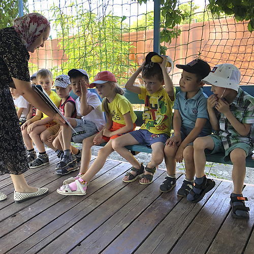 Книжная беседка «Летом некогда скучать, будем книжки мы читать»