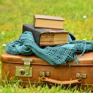 Литературный чемоданчик «Сказки в гости приглашают»
