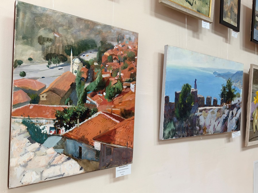 В астраханской библиотеке открылась выставка на тему южного лета