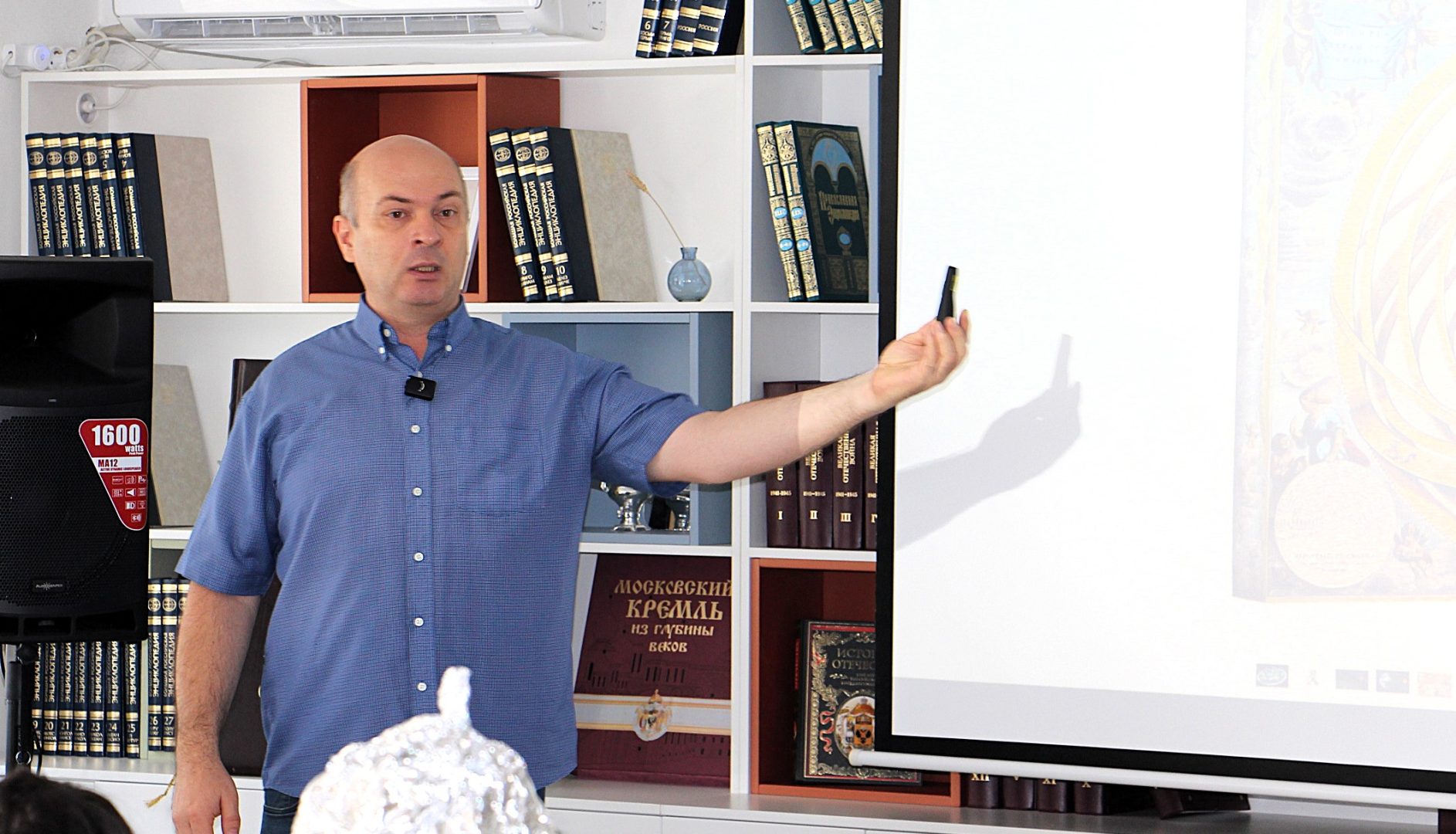 И все-таки она не плоская! Читатели библиотеки примерили шапочки из фольги