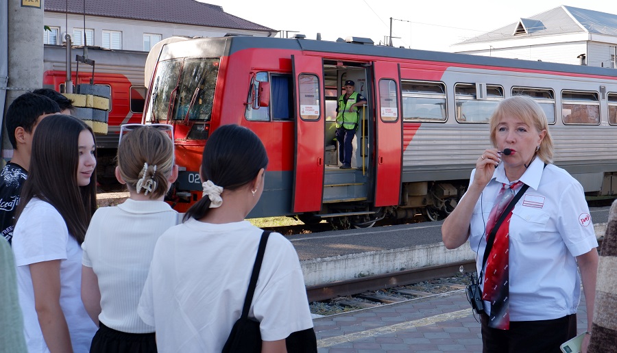 Читателей библиотеки прокатили на рельсовом автобусе