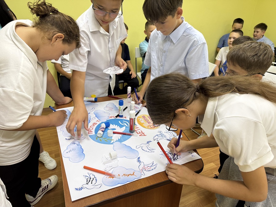 В библиотеке создали коллективную антитеррористическую инсталляцию