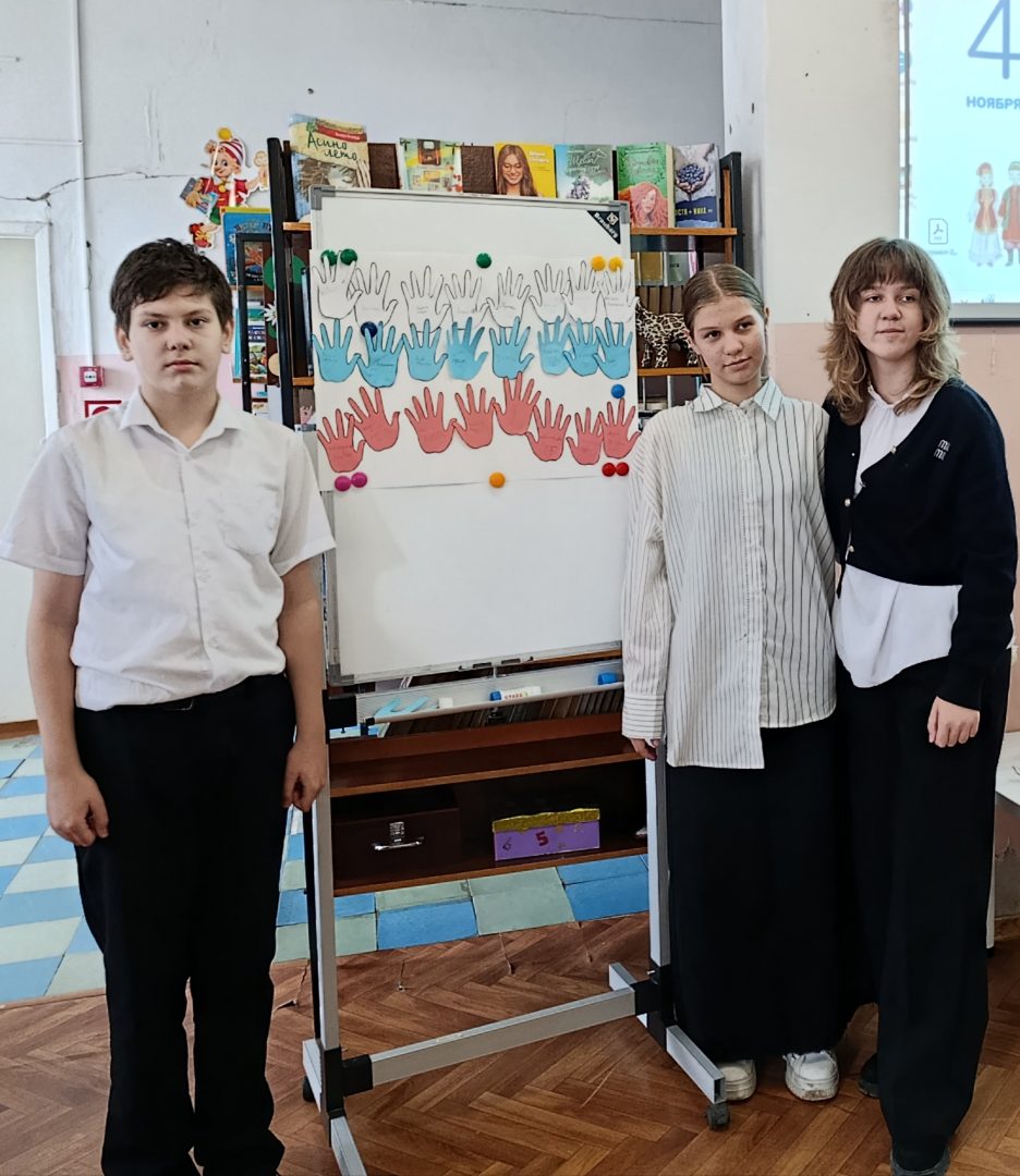 Читатели создали общий плакат ко Дню народного единства