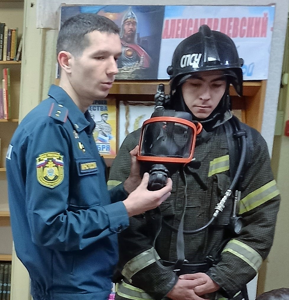 Огнеборцы провели квест в библиотеке