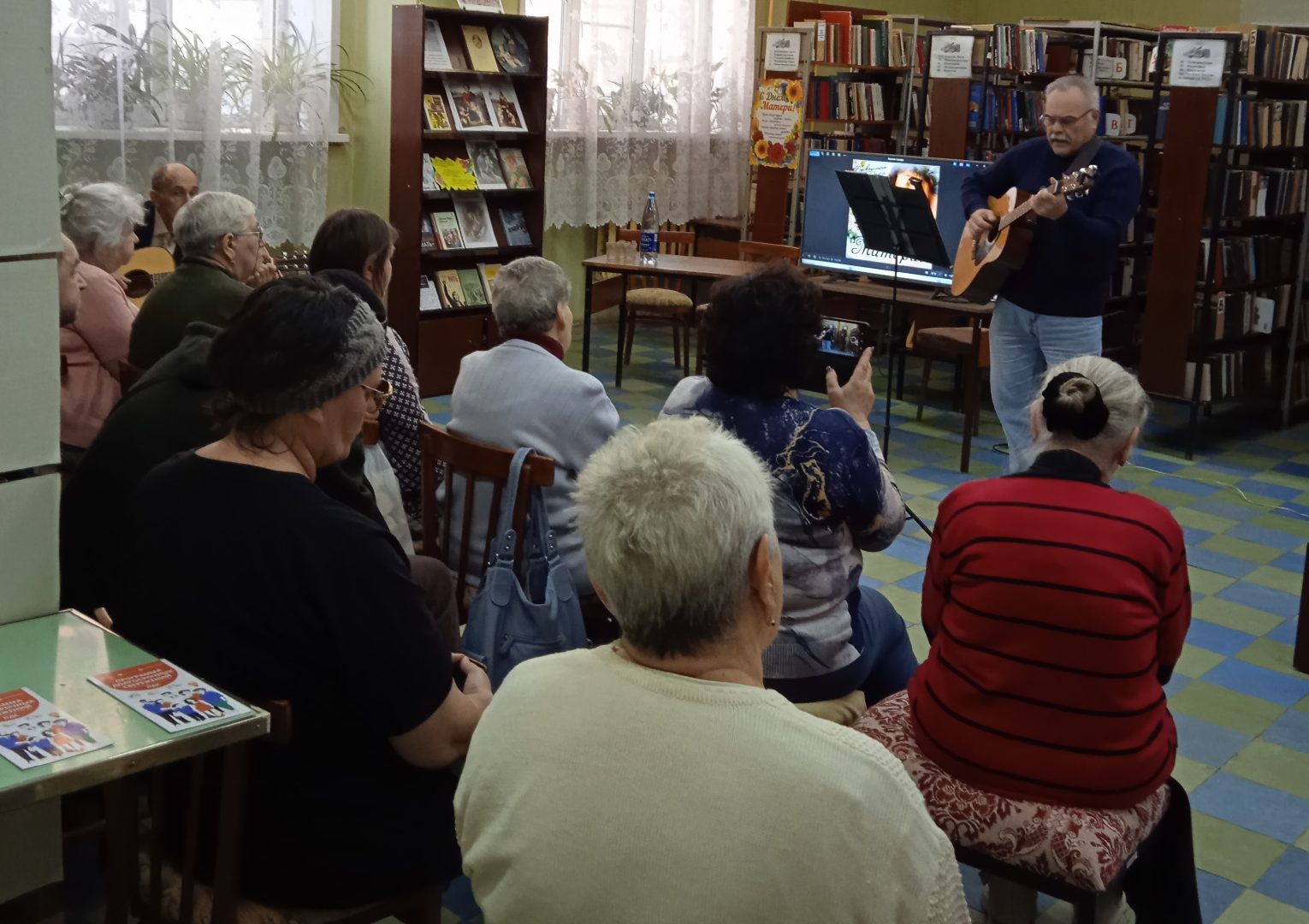В библиотеке поздравили мам песней